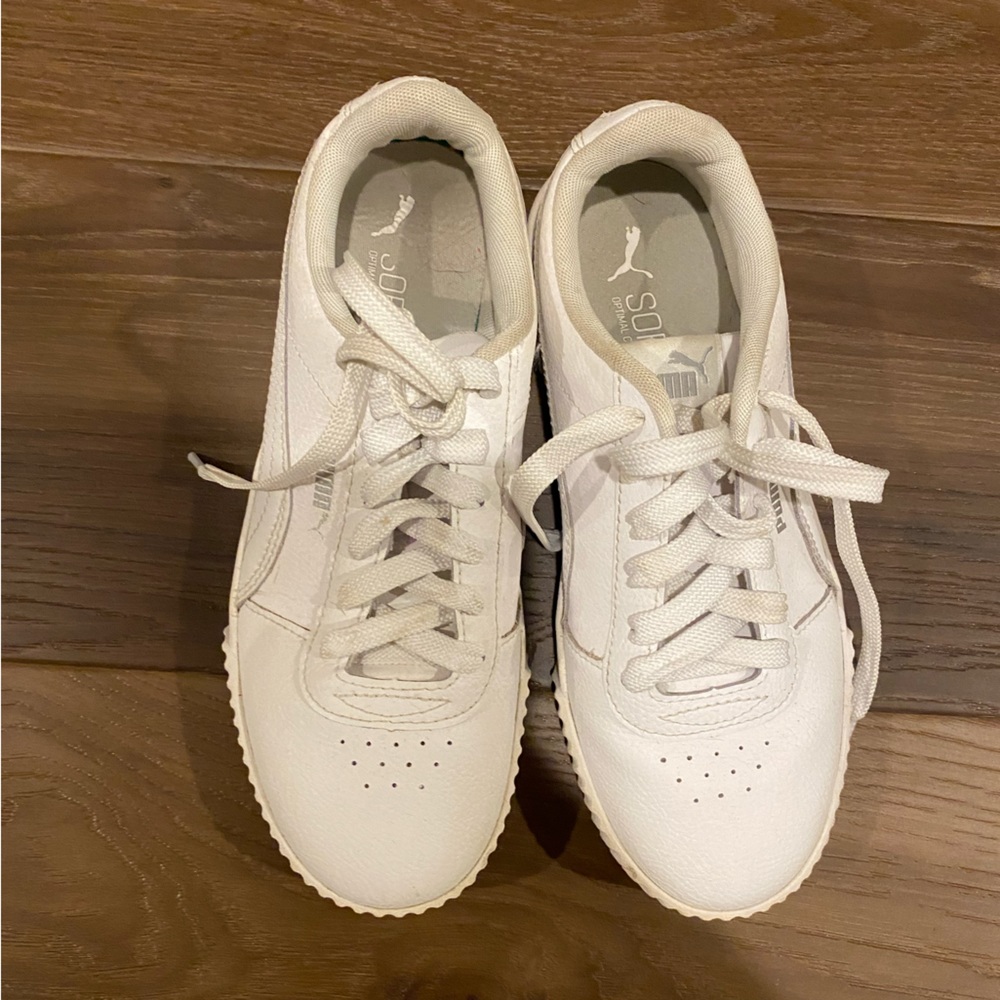 White puma sneakers